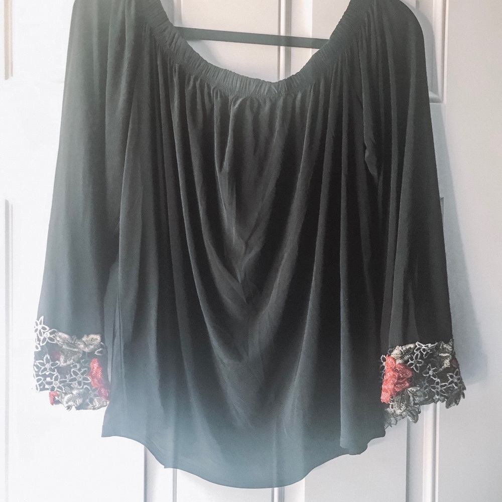 BOOHOO: OFF THE SHOULDER CROCHET SLEEVE BLOUSE🖤